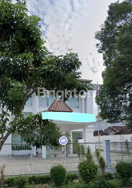 image BANGUNAN SIAP PAKAI! LOKASI STRATEGIS! 3 LANTAI! AREA PARKIR LUAS SEKALI, ROW JALAN 5 MOBIL PAPASAN! TIDAK BANJIR (2)