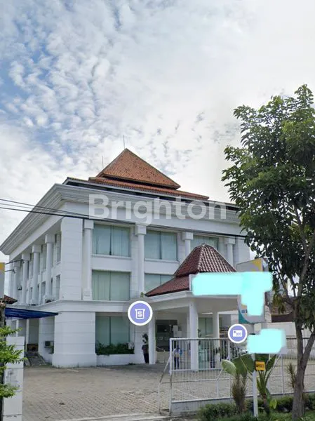 image BANGUNAN SIAP PAKAI! LOKASI STRATEGIS! 3 LANTAI! AREA PARKIR LUAS SEKALI, ROW JALAN 5 MOBIL PAPASAN! TIDAK BANJIR (3)