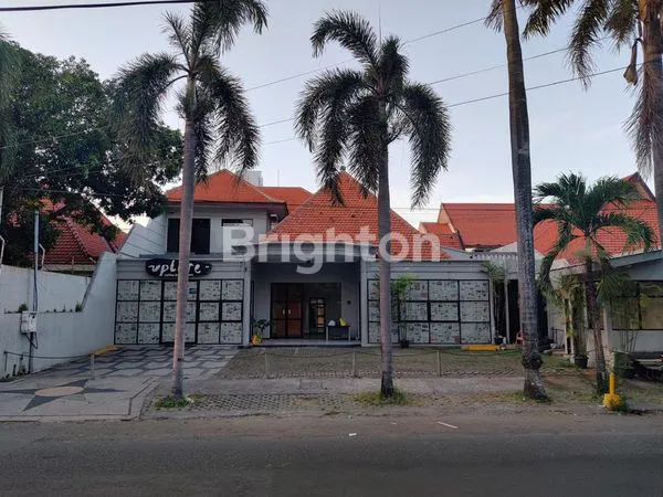 GEDUNG KOMERSIAL DI TENGAH KOTA SURABAYA