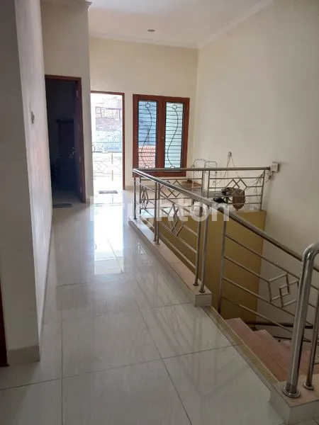 image RUMAH TENGAH KOTA 2 LANTAI DEKAT SEKOLAH LOYOLA KARANGANYAR SEMARANG (4)