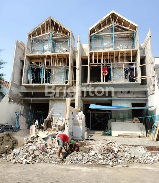 image HANYA 2 UNIT, MANYAR KERTOADI, HADAP UTARA, LOKASI DEPAN (1)