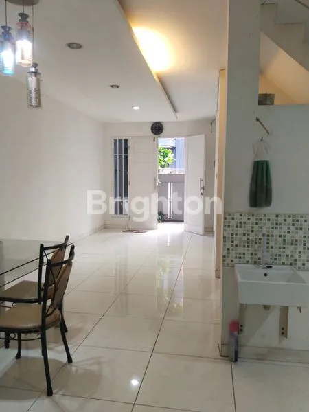 image RUMAH 2½ LANTAI ROW 2 MOBIL SEMI FURNISHED BEBAS BANJIR DI TANJUNG DUREN (8)