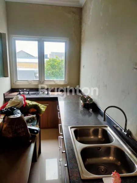 image RUMAH 4 LANTAI!! LOKASI TENGAH KOTA! HANYA 150 M SAJA KE PLAZA SINGOSAREN SOLO!! ROW JALAN 4 MOBIL PAPASAN!! (4)