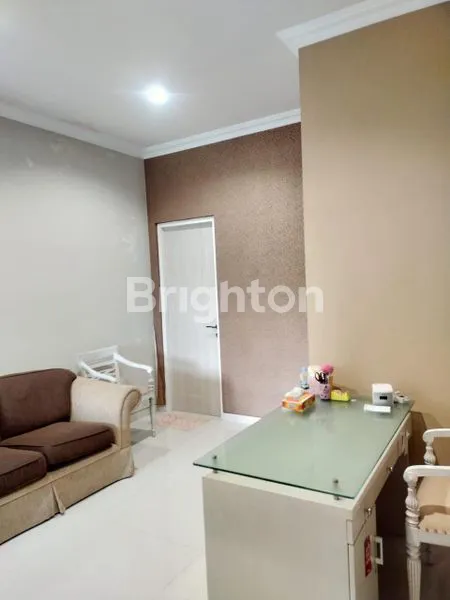 image RUMAH 4 LANTAI!! LOKASI TENGAH KOTA! HANYA 150 M SAJA KE PLAZA SINGOSAREN SOLO!! ROW JALAN 4 MOBIL PAPASAN!! (6)