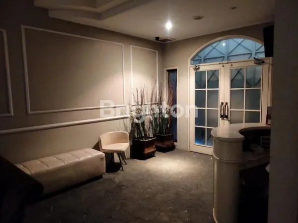 image RUMAH 4 LANTAI!! LOKASI TENGAH KOTA! HANYA 150 M SAJA KE PLAZA SINGOSAREN SOLO!! ROW JALAN 4 MOBIL PAPASAN!! (7)