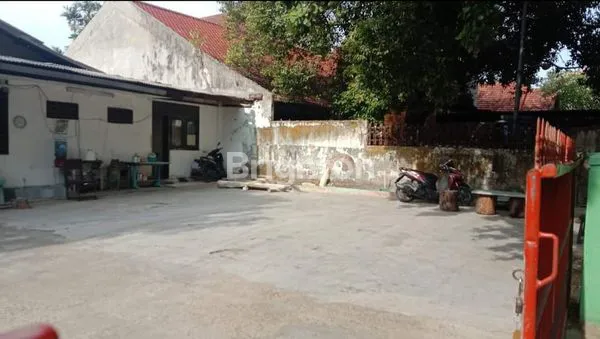 image RUMAH BEKAS KANTORAN YANG LUAS HITUNG TANAH DI JALAN JUWONO DEKAT DARMO (2)