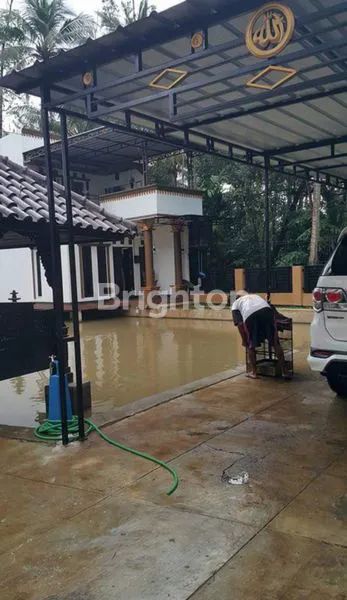 VILLA 2 LANTAI BERIKUT 3 KOLAM IKAN DAN 2 PETAK SAWAH DAERAH CIPEUCANG PANDEGELANG