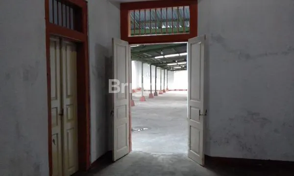 image RUANG USAHA SIAP PAKAI!! LEBAR DEPAN 14M LOKASI TENGAH KOTA SOLO! HANYA 10M KE JALAN WIDURAN SOLO!! ROW JALAN 4 MOBIL PAPASAN (2)