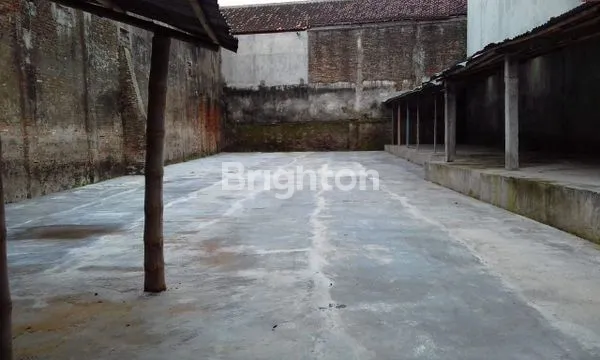 image RUANG USAHA SIAP PAKAI!! LEBAR DEPAN 14M LOKASI TENGAH KOTA SOLO! HANYA 10M KE JALAN WIDURAN SOLO!! ROW JALAN 4 MOBIL PAPASAN (5)