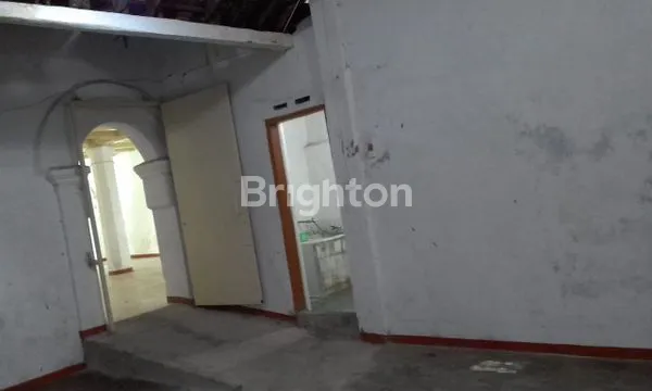 image RUANG USAHA SIAP PAKAI!! LEBAR DEPAN 14M LOKASI TENGAH KOTA SOLO! HANYA 10M KE JALAN WIDURAN SOLO!! ROW JALAN 4 MOBIL PAPASAN (6)