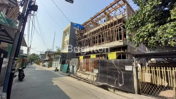 image RUMAH BARU JELAMBAR JAKARTA BARAT 3,5 LANTAI BEBAS BANJIR (4)