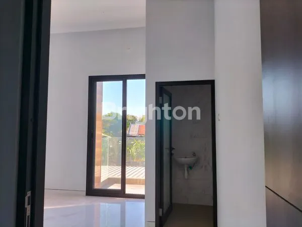 image RUMAH BARU GRESS MEDOKAN ASRI BARAT SEMI FURNISH (2)