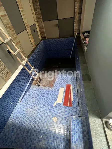 image RUMAH BARU MEWAH MINIMALIS SIAP HUNI DENGAN KOLAM RENANG  DI KAYU PUTIH PULOMAS (3)
