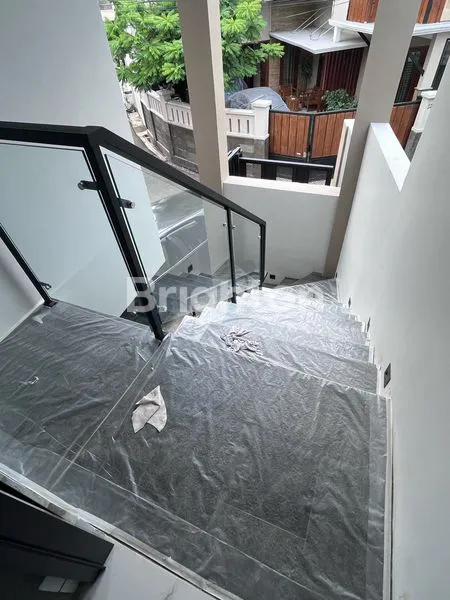 image RUMAH BARU MEWAH MINIMALIS SIAP HUNI DENGAN KOLAM RENANG  DI KAYU PUTIH PULOMAS (5)