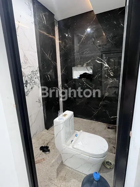 image RUMAH BARU MEWAH MINIMALIS SIAP HUNI DENGAN KOLAM RENANG  DI KAYU PUTIH PULOMAS (6)