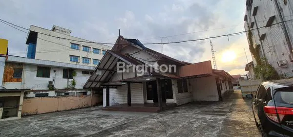 RUMAH/ KANTOR TENGAH KOTA COCOK UNTUK KANTORAN