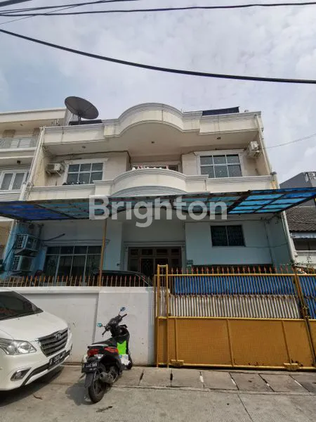 image RUMAH JELAMBAR BARU SIAP HUNI DAN TERAWAT 3 LANTAI ROW 2 MOBIL LEGAH (1)