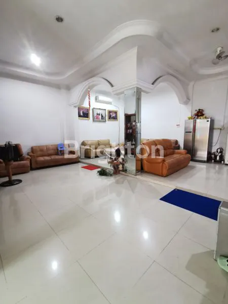 image RUMAH JELAMBAR BARU SIAP HUNI DAN TERAWAT 3 LANTAI ROW 2 MOBIL LEGAH (5)