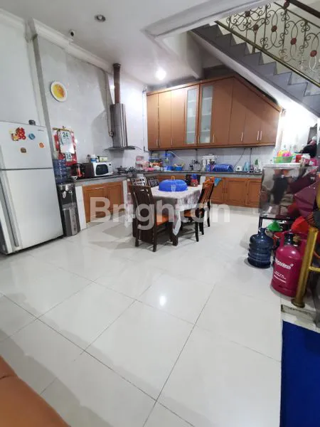 image RUMAH JELAMBAR BARU SIAP HUNI DAN TERAWAT 3 LANTAI ROW 2 MOBIL LEGAH (4)