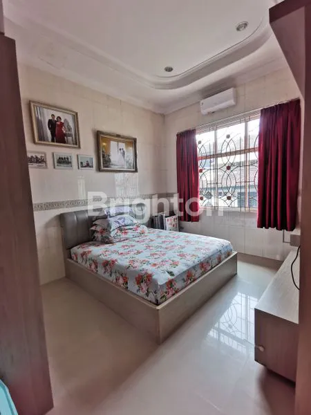 image RUMAH JELAMBAR BARU SIAP HUNI DAN TERAWAT 3 LANTAI ROW 2 MOBIL LEGAH (6)