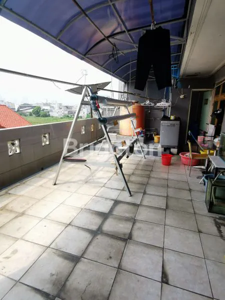 image RUMAH JELAMBAR BARU SIAP HUNI DAN TERAWAT 3 LANTAI ROW 2 MOBIL LEGAH (8)