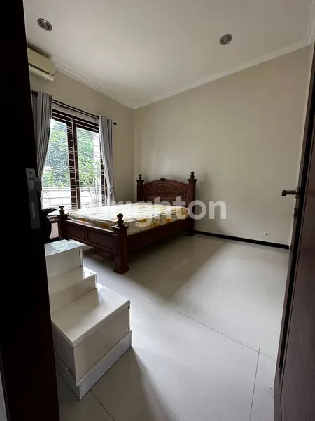 image RUMAH CANTIK DUA LANTAI DI PERUMAHAN GRAHA KENCANA (4)