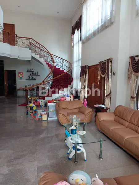 image RUMAH 2 LANTAI SUPER MEWAH ARAYA 1 ROW BESAR FURNISHED SIAP PAKAI DEKAT KERTAJAYA DHARMAHUSADA MANYAR KERTOARJO (3)