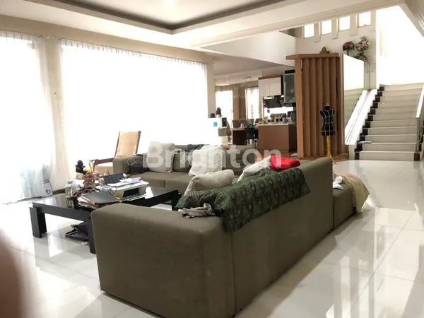 image RUMAH 3 LANTAI PAKUWON CITY CLUSTER VILLA ROYAL SURABAYA (3)