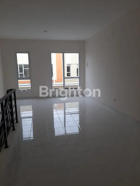 image RUKO SIAP HUNI PASAR MODERN PARAMOUNT GADING SERPONG (4)