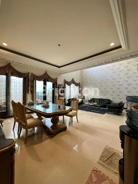 image RUMAH MEWAH MANYAR KERTOADI (2)