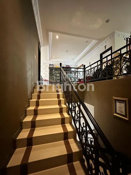 image RUMAH MEWAH MANYAR KERTOADI (4)