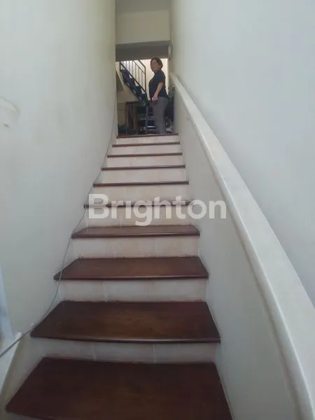 image RUMAH 2 1/2 LANTAI SUDAH RENOVASI RAPI DI TAMAN BRITANIA, LIPPO KARAWACI UTARA (6)