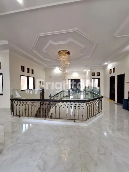 image RUMAH MEWAH 2 LANTAI MODERN DIENG MALANG (4)