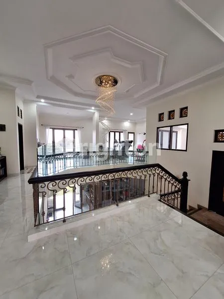 image RUMAH MEWAH 2 LANTAI MODERN DIENG MALANG (3)