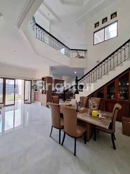 image RUMAH MEWAH 2 LANTAI MODERN DIENG MALANG (7)