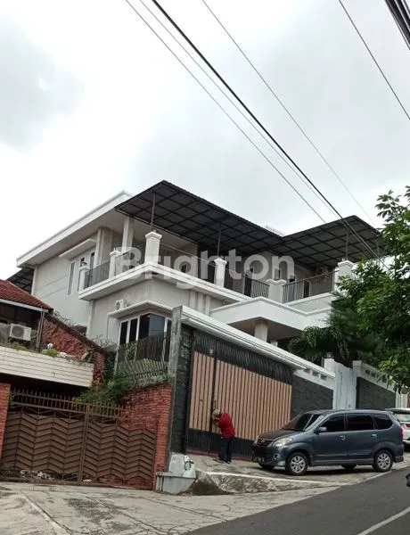 RUMAH 2 LANTAI YANG MEWAH DAN TERAWAT