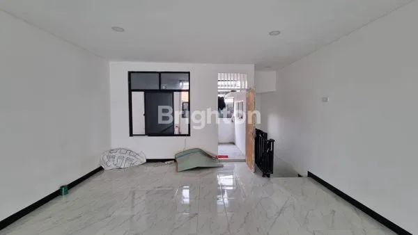 image RUMAH JELAMBAR BARAT 3 LANTAI PLONG 80M2 KONDISI BAGUS NEGO (4)