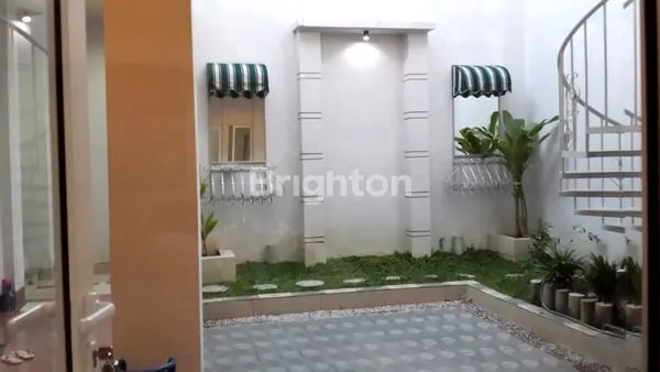 image RUMAH MEWAH 2 LANTAI DEKAT KAMPUS LOKASI STRATEGIS (4)