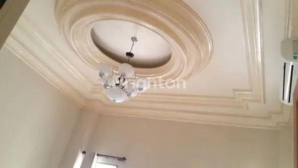 image RUMAH MEWAH 2 LANTAI DEKAT KAMPUS LOKASI STRATEGIS (3)