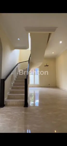 image RUMAH MEWAH HOOK 2 LANTAI DI VILLA VALENSIA CITRALAND (4)