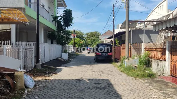 image RUMAH BARU KLAMPIS DEKAT MERR, FURNISH, SIAP HUNI (7)