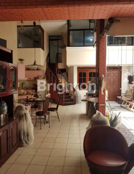 image RUMAH MEWAH 2 LANTAI DI SUKOMANUNGGAL JAYA, LT 300M² , SURABAYA. (4)