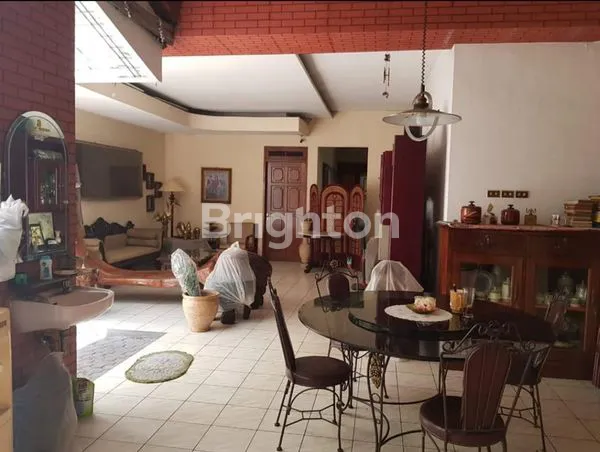 image RUMAH MEWAH 2 LANTAI DI SUKOMANUNGGAL JAYA, LT 300M² , SURABAYA. (6)