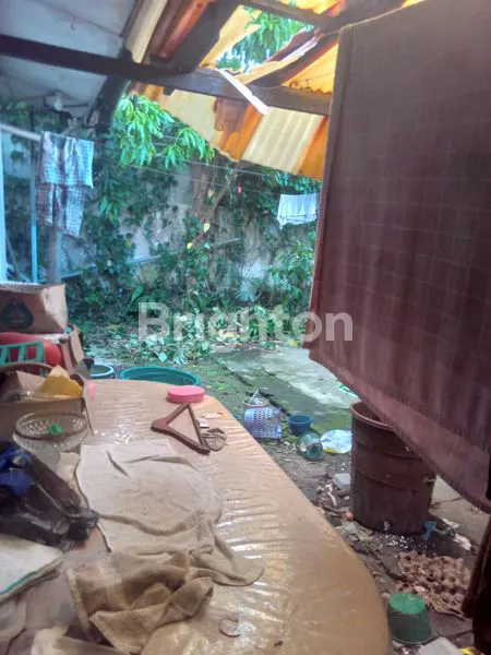 image RUMAH DENGAN TAMAN YANG LUAS ASRI SEJUK,SANGAT COCOK UNTUK DIJADIKAN TEMPAT TINGGAL (5)