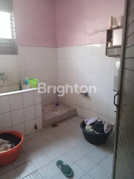 image RUMAH DENGAN TAMAN YANG LUAS ASRI SEJUK,SANGAT COCOK UNTUK DIJADIKAN TEMPAT TINGGAL (4)