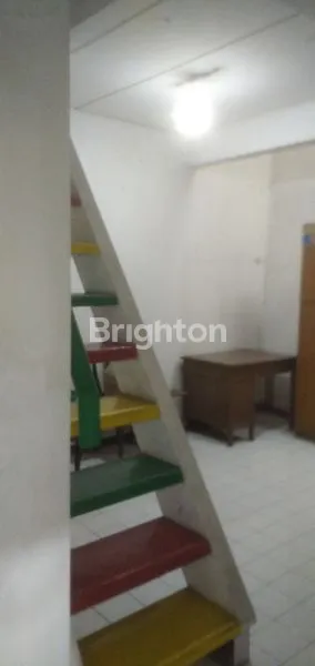 image RUMAH 2 LANTAI LOKASI RUMAH SELANGKAH KE SUPERMALL PAKUWON KE KAMPUS UNESA  (2)