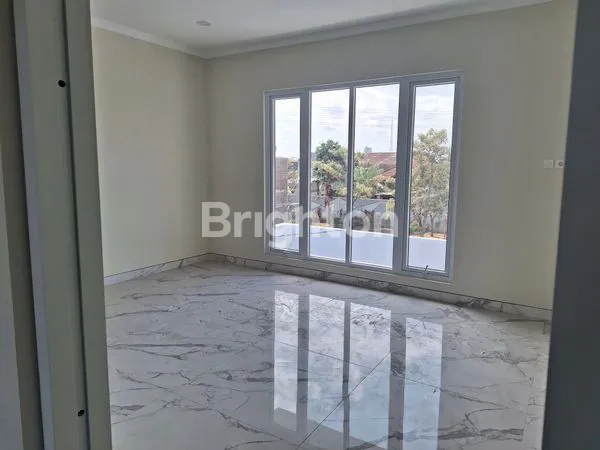 image RUMAH MEWAH 2 LANTAI CLUSTER SOLO BARU (5)