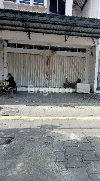 RUKO 2 LANTAI, LEBAR DEPAN 6 M, LAHAN PARKIR 30 M2 STRATEGIS, PINGGIR JALAN RAYA , COCOK UNTUK MINIMARKET, KANTOR, KULINER, LOKASI 100 M KE PASAR LEMPUYANGAN, 300 M KE STASIUN KA LEMPUYANGAN.