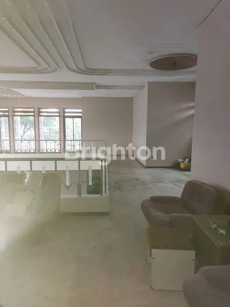 image RUMAH 2 LT DI JL RAYA DHARMAHUSADA SURABAYA COCOK UNTUK SHOWROOM, RUMAH MAKAN, KANTOR, BANK (4)