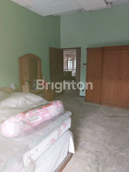 image RUMAH 2 LT DI JL RAYA DHARMAHUSADA SURABAYA COCOK UNTUK SHOWROOM, RUMAH MAKAN, KANTOR, BANK (6)